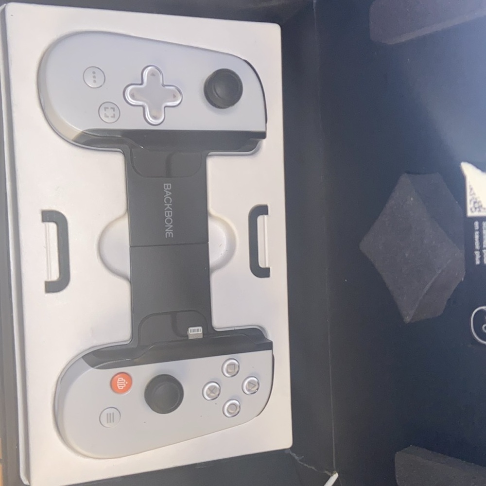 Backbone Gaming Controller - Picture 4 of 4